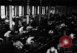 Immagine di Macchina per la fabbricazione della pistola all'ARSENAL Watervliet New York USA, 1940, secondo 4 filmato di repertorio 65675049376