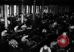Immagine di Macchina per la fabbricazione della pistola all'ARSENAL Watervliet New York USA, 1940, secondo 5 filmato di repertorio 65675049376