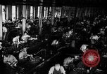 Immagine di Macchina per la fabbricazione della pistola all'ARSENAL Watervliet New York USA, 1940, secondo 6 filmato di repertorio 65675049376