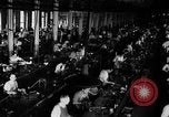 Immagine di Macchina per la fabbricazione della pistola all'ARSENAL Watervliet New York USA, 1940, secondo 8 filmato di repertorio 65675049376