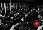 Immagine di Macchina per la fabbricazione della pistola all'ARSENAL Watervliet New York USA, 1940, secondo 9 filmato di repertorio 65675049376