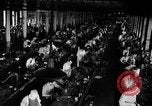Immagine di Macchina per la fabbricazione della pistola all'ARSENAL Watervliet New York USA, 1940, secondo 10 filmato di repertorio 65675049376