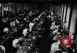 Immagine di Macchina per la fabbricazione della pistola all'ARSENAL Watervliet New York USA, 1940, secondo 12 filmato di repertorio 65675049376
