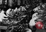 Immagine di Macchina per la fabbricazione della pistola all'ARSENAL Watervliet New York USA, 1940, secondo 13 filmato di repertorio 65675049376