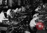 Immagine di Macchina per la fabbricazione della pistola all'ARSENAL Watervliet New York USA, 1940, secondo 14 filmato di repertorio 65675049376