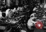 Immagine di Macchina per la fabbricazione della pistola all'ARSENAL Watervliet New York USA, 1940, secondo 15 filmato di repertorio 65675049376
