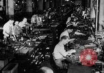 Immagine di Macchina per la fabbricazione della pistola all'ARSENAL Watervliet New York USA, 1940, secondo 16 filmato di repertorio 65675049376