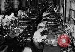 Immagine di Macchina per la fabbricazione della pistola all'ARSENAL Watervliet New York USA, 1940, secondo 17 filmato di repertorio 65675049376