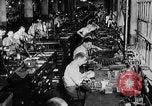 Immagine di Macchina per la fabbricazione della pistola all'ARSENAL Watervliet New York USA, 1940, secondo 18 filmato di repertorio 65675049376