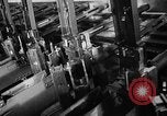 Immagine di Macchina per la fabbricazione della pistola all'ARSENAL Watervliet New York USA, 1940, secondo 19 filmato di repertorio 65675049376