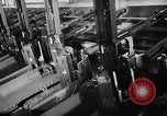 Immagine di Macchina per la fabbricazione della pistola all'ARSENAL Watervliet New York USA, 1940, secondo 20 filmato di repertorio 65675049376