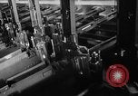Immagine di Macchina per la fabbricazione della pistola all'ARSENAL Watervliet New York USA, 1940, secondo 21 filmato di repertorio 65675049376