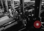 Immagine di Macchina per la fabbricazione della pistola all'ARSENAL Watervliet New York USA, 1940, secondo 22 filmato di repertorio 65675049376