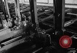 Immagine di Macchina per la fabbricazione della pistola all'ARSENAL Watervliet New York USA, 1940, secondo 23 filmato di repertorio 65675049376