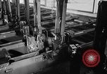 Immagine di Macchina per la fabbricazione della pistola all'ARSENAL Watervliet New York USA, 1940, secondo 25 filmato di repertorio 65675049376