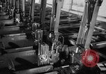Immagine di Macchina per la fabbricazione della pistola all'ARSENAL Watervliet New York USA, 1940, secondo 26 filmato di repertorio 65675049376