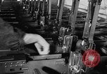 Immagine di Macchina per la fabbricazione della pistola all'ARSENAL Watervliet New York USA, 1940, secondo 27 filmato di repertorio 65675049376