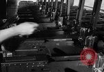 Immagine di Macchina per la fabbricazione della pistola all'ARSENAL Watervliet New York USA, 1940, secondo 28 filmato di repertorio 65675049376