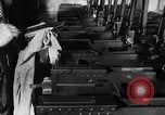 Immagine di Macchina per la fabbricazione della pistola all'ARSENAL Watervliet New York USA, 1940, secondo 29 filmato di repertorio 65675049376
