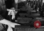 Immagine di Macchina per la fabbricazione della pistola all'ARSENAL Watervliet New York USA, 1940, secondo 30 filmato di repertorio 65675049376