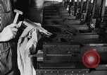 Immagine di Macchina per la fabbricazione della pistola all'ARSENAL Watervliet New York USA, 1940, secondo 31 filmato di repertorio 65675049376