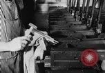 Immagine di Macchina per la fabbricazione della pistola all'ARSENAL Watervliet New York USA, 1940, secondo 32 filmato di repertorio 65675049376