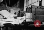 Immagine di Macchina per la fabbricazione della pistola all'ARSENAL Watervliet New York USA, 1940, secondo 36 filmato di repertorio 65675049376