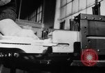 Immagine di Macchina per la fabbricazione della pistola all'ARSENAL Watervliet New York USA, 1940, secondo 37 filmato di repertorio 65675049376