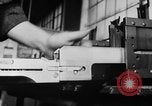 Immagine di Macchina per la fabbricazione della pistola all'ARSENAL Watervliet New York USA, 1940, secondo 38 filmato di repertorio 65675049376