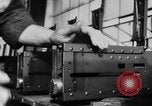 Immagine di Macchina per la fabbricazione della pistola all'ARSENAL Watervliet New York USA, 1940, secondo 40 filmato di repertorio 65675049376