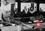 Immagine di Macchina per la fabbricazione della pistola all'ARSENAL Watervliet New York USA, 1940, secondo 41 filmato di repertorio 65675049376