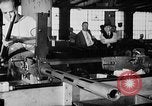Immagine di Macchina per la fabbricazione della pistola all'ARSENAL Watervliet New York USA, 1940, secondo 42 filmato di repertorio 65675049376