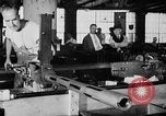 Immagine di Macchina per la fabbricazione della pistola all'ARSENAL Watervliet New York USA, 1940, secondo 43 filmato di repertorio 65675049376