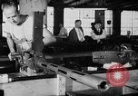 Immagine di Macchina per la fabbricazione della pistola all'ARSENAL Watervliet New York USA, 1940, secondo 44 filmato di repertorio 65675049376