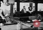 Immagine di Macchina per la fabbricazione della pistola all'ARSENAL Watervliet New York USA, 1940, secondo 45 filmato di repertorio 65675049376