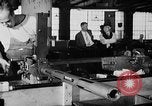 Immagine di Macchina per la fabbricazione della pistola all'ARSENAL Watervliet New York USA, 1940, secondo 46 filmato di repertorio 65675049376