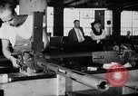Immagine di Macchina per la fabbricazione della pistola all'ARSENAL Watervliet New York USA, 1940, secondo 47 filmato di repertorio 65675049376