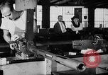 Immagine di Macchina per la fabbricazione della pistola all'ARSENAL Watervliet New York USA, 1940, secondo 48 filmato di repertorio 65675049376