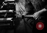 Immagine di Macchina per la fabbricazione della pistola all'ARSENAL Watervliet New York USA, 1940, secondo 49 filmato di repertorio 65675049376