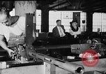 Immagine di Macchina per la fabbricazione della pistola all'ARSENAL Watervliet New York USA, 1940, secondo 51 filmato di repertorio 65675049376