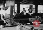 Immagine di Macchina per la fabbricazione della pistola all'ARSENAL Watervliet New York USA, 1940, secondo 52 filmato di repertorio 65675049376