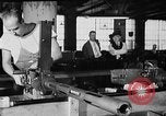 Immagine di Macchina per la fabbricazione della pistola all'ARSENAL Watervliet New York USA, 1940, secondo 53 filmato di repertorio 65675049376