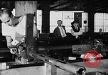 Immagine di Macchina per la fabbricazione della pistola all'ARSENAL Watervliet New York USA, 1940, secondo 54 filmato di repertorio 65675049376