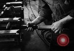 Immagine di Macchina per la fabbricazione della pistola all'ARSENAL Watervliet New York USA, 1940, secondo 56 filmato di repertorio 65675049376