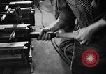 Immagine di Macchina per la fabbricazione della pistola all'ARSENAL Watervliet New York USA, 1940, secondo 57 filmato di repertorio 65675049376