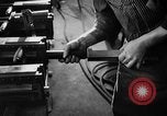 Immagine di Macchina per la fabbricazione della pistola all'ARSENAL Watervliet New York USA, 1940, secondo 58 filmato di repertorio 65675049376