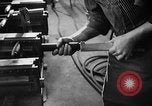 Immagine di Macchina per la fabbricazione della pistola all'ARSENAL Watervliet New York USA, 1940, secondo 59 filmato di repertorio 65675049376