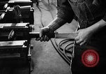 Immagine di Macchina per la fabbricazione della pistola all'ARSENAL Watervliet New York USA, 1940, secondo 60 filmato di repertorio 65675049376