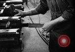 Immagine di Macchina per la fabbricazione della pistola all'ARSENAL Watervliet New York USA, 1940, secondo 61 filmato di repertorio 65675049376