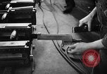 Immagine di Macchina per la fabbricazione della pistola all'ARSENAL Watervliet New York USA, 1940, secondo 62 filmato di repertorio 65675049376